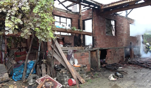 Vali Bakan açıkladı: Evleri yanan yaşlı çifte el birliğiyle destek