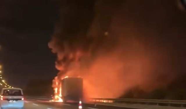 Adana-Mersin Otoyolu’nda tır alev alev yandı