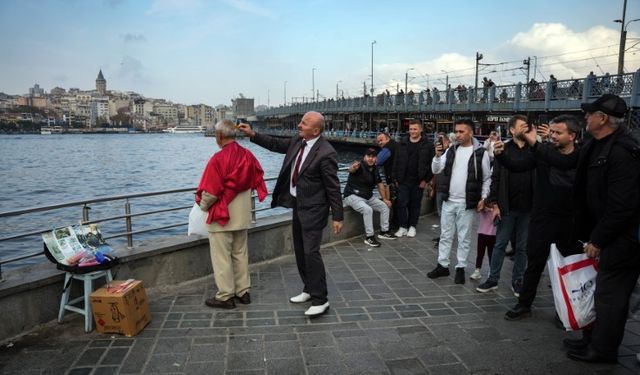 Eski usul tıraş sanatı İstanbul’da yaşıyor: Sadık Çelikten 13 ülkede ücretsiz tıraş yaptı