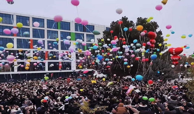 Lösemi tedavisini tamamlayan çocuklar için balon şöleni