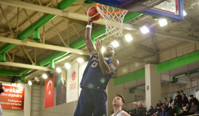 Çayırova Belediyesi namağlup liderliğini sürdürdü