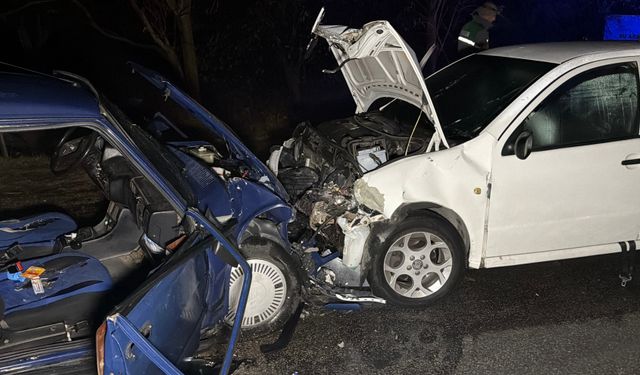 Eskişehir’de iki otomobil kafa kafaya çarpıştı: 1’i ağır 9 yaralı