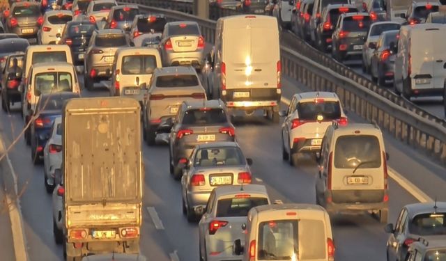 Ara tatil bitti, İstanbul trafiği kilitlendi