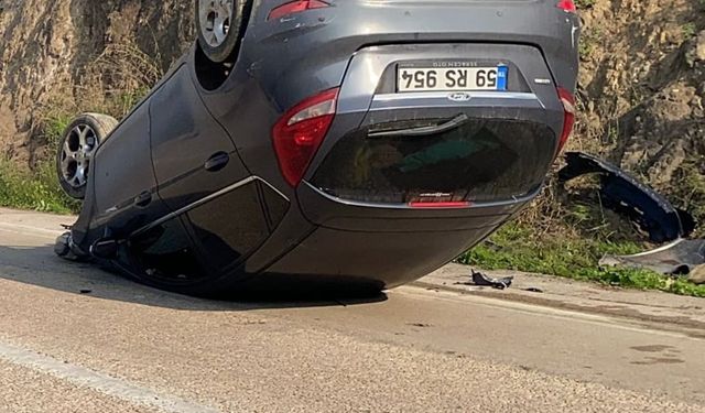 Kontrolden çıkan otomobil, kayalara çarpıp ters döndü: 2 yaralı