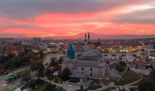Konya, gün batımında renk cümbüşüyle büyüledi