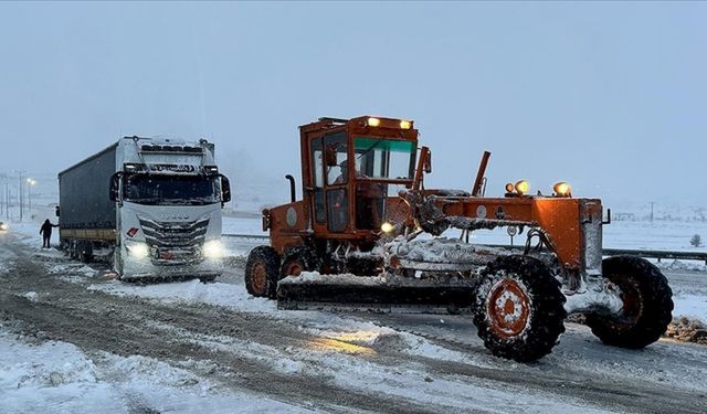Malatya-Sivas yolu kar nedeniyle kapandı