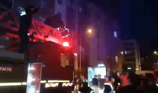 Yanan evin balkonunda mahsur kalan çocuk kurtarıldı