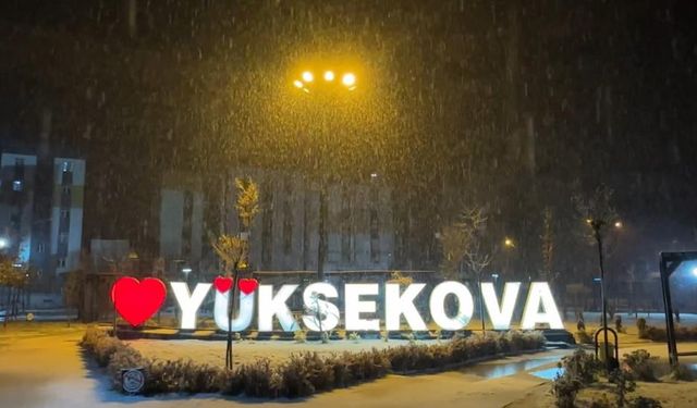 Hakkari ve ilçelerinde kar alarmı: Araçlar kar altında kaldı