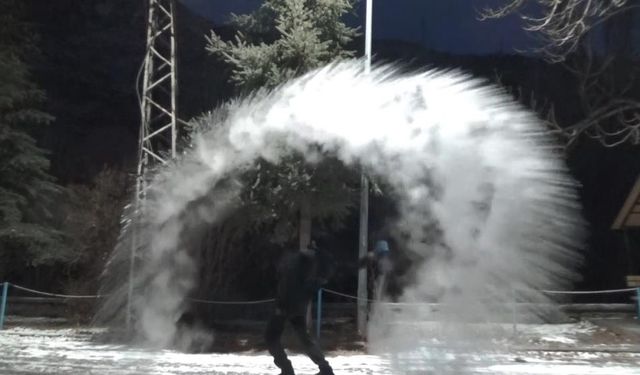 Kars buz kesti! Eksi 13 derecede sıcak su havada kristalleşti