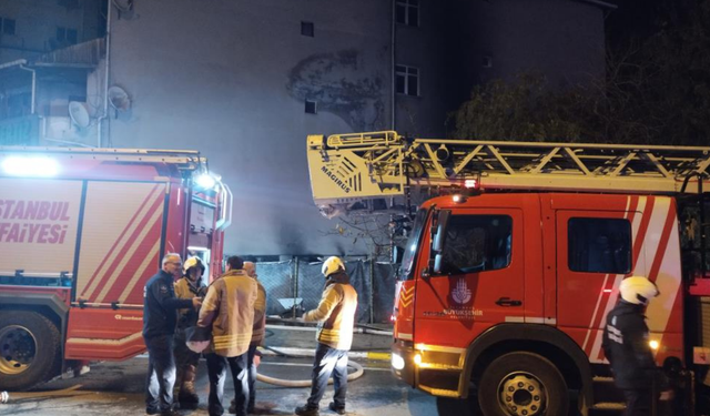 Sultanbeyli’de boya kaporta dükkanında yangın: 4 araç küle döndü