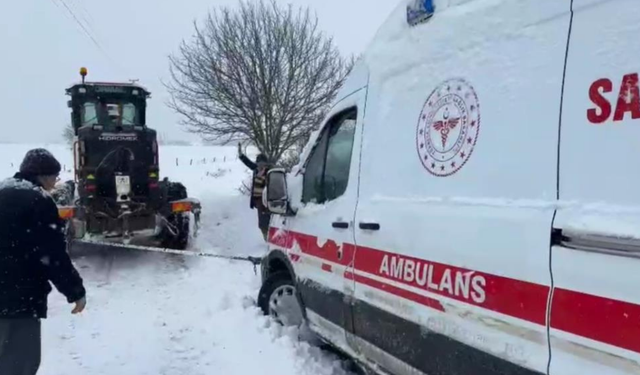 Kastamonu’da mahsur kalan ambulans iş makinesiyle hastaya ulaştı