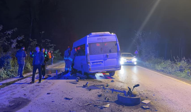Minibüs ve otomobil çarpıştı, 3 kişi yaralandı
