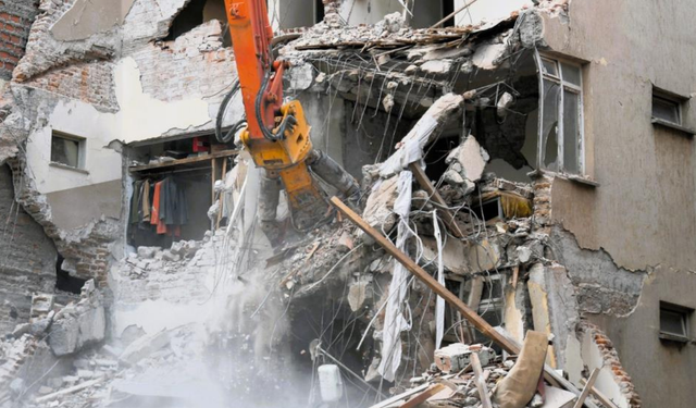 Balıkesir'de depremin izleri siliniyor