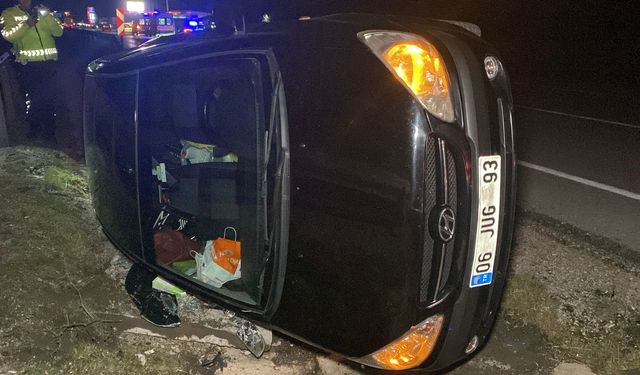 Çorum’da refüje çarpan otomobil yan yattı: 1’i bebek 3 yaralı