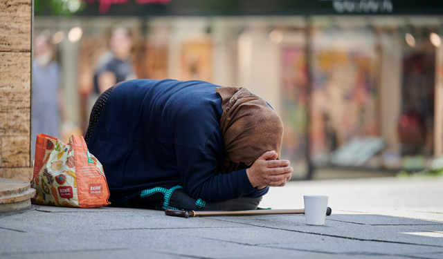 Sakarya’da dilencilik yapan kadının üzerinden 355 bin lira değerinde para ve altın çıktı