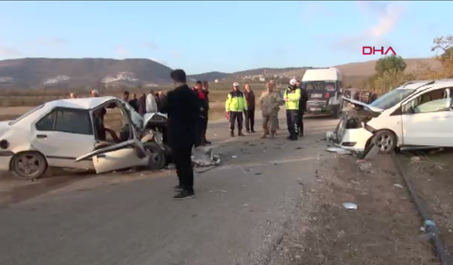 Kilis’te hafif ticari araç ile otomobil çarpıştı: 3 yaralı