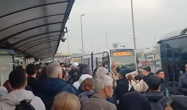 İstanbul'da metrobüs durağında baygınlık geçiren çocuk kazada yaralandı