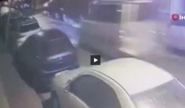 Fatih’te taksiye çarpıp kaçtı: Kaza anı kamerada