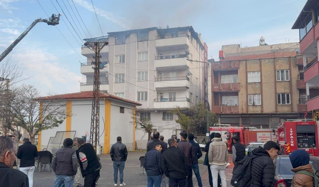 Gaziantep'te 4 katlı apartmanın terasında yangın çıktı