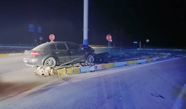 Konya’da kontrolden çıkan otomobil refüje çıktı: 3 yaralı