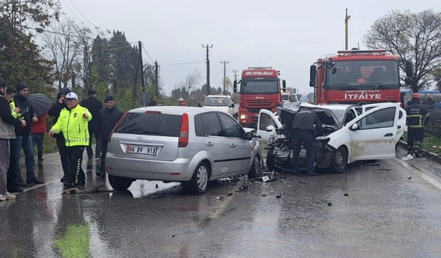 Samsun'da üç aracın karıştığı kaza: 6 yaralı
