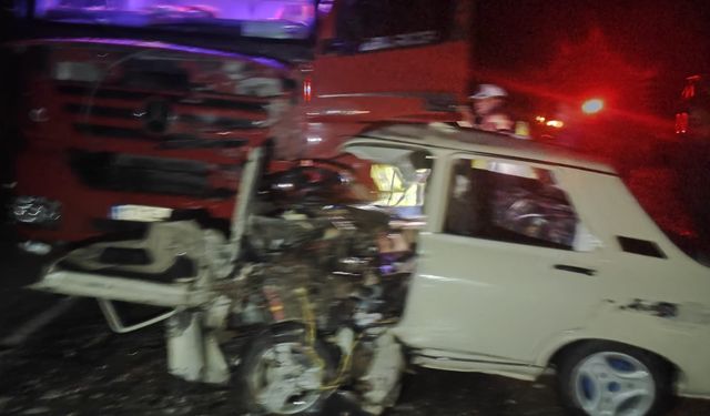 TIR ile Otomobil kafa kafaya çarpıştı: 2 ağır yaralı