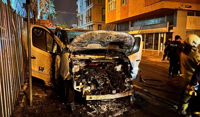 Üsküdar’da park halindeki araç bir anda alev aldı