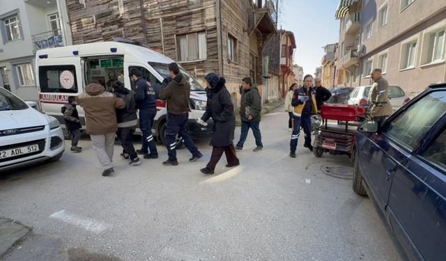 Motosiklet otomobille çarpıştı: Kadın sürücü ve 2 çocuk hastanelik oldu