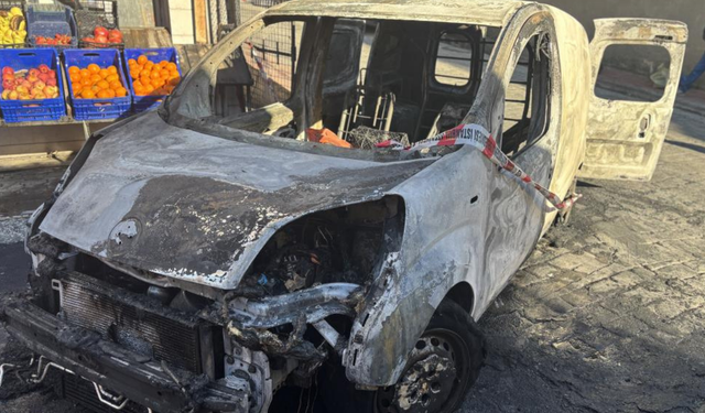 İstanbul Beyoğlu’nda ticari araç alev topuna döndü, market de etkilendi