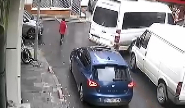 Bayrampaşa’da otizmli Ömer’den örnek davranış: Ambulans için trafiği durdurdu