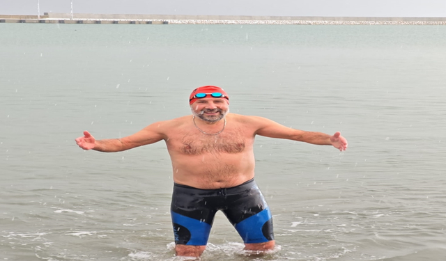 Kar yağışı altında denize girdi