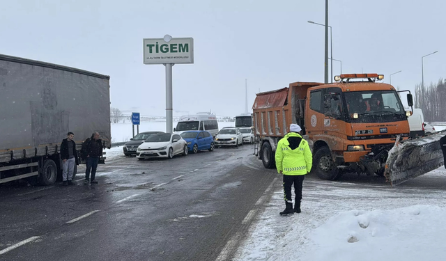 Kar ve tipi ulaşımı felç etti: 700 kişi mahsur kaldı