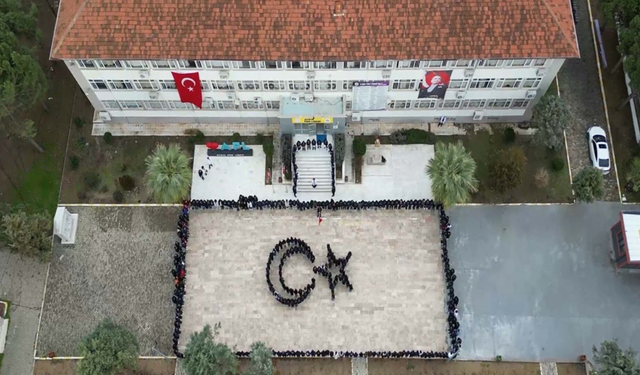 Öğrenciler okul bahçesinde Türk bayrağı figürü oluşturdu