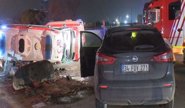 Kartal’da ambulans ile cip çarpıştı: Hasta ve 2 sağlıkçı yaralandı