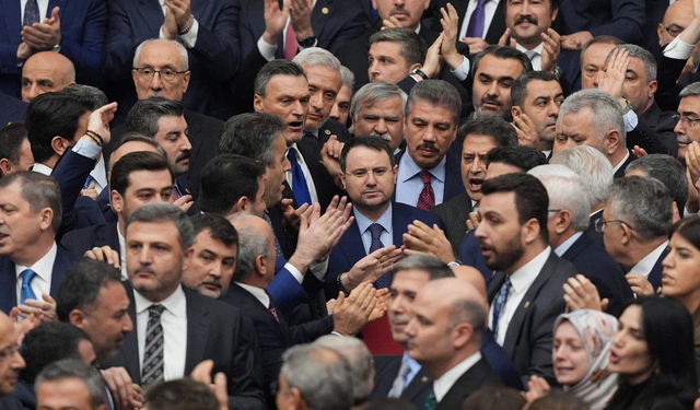 Meclis’te yemin töreninde arbede: Yeni bakanların yemini sırasında kavga çıktı