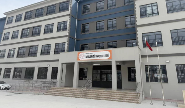 Mersin'de lise öğrencisi okulda silahla yakalandı