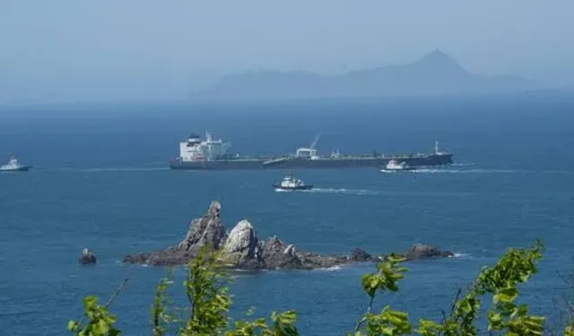 Hürmüz Boğazı’nda tanker mayına çarptı: Gemide yangın çıktı