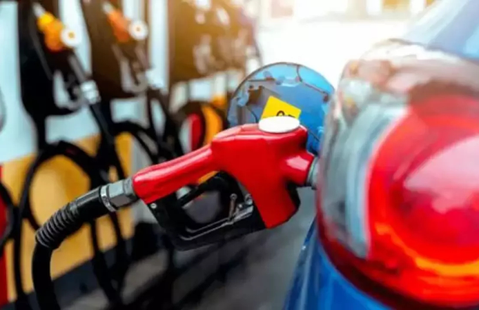 Akaryakıta çifte zam geliyor: Benzin ve motorin fiyatları değişiyor!
