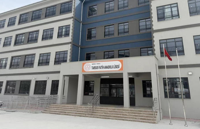 Mersin'de lise öğrencisi okulda silahla yakalandı