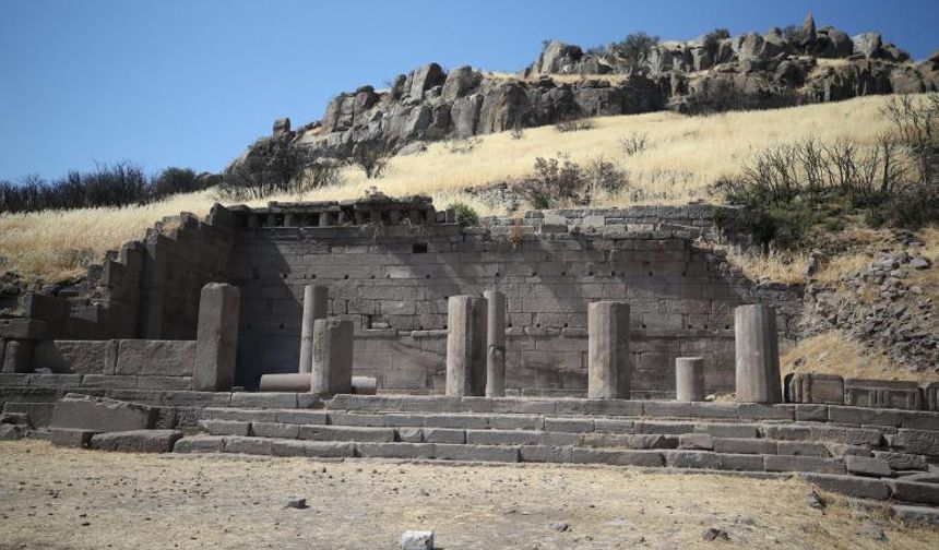 Assos'ta 3 bin 500 yıllık sütunlar gün yüzüne çıkarılıyor