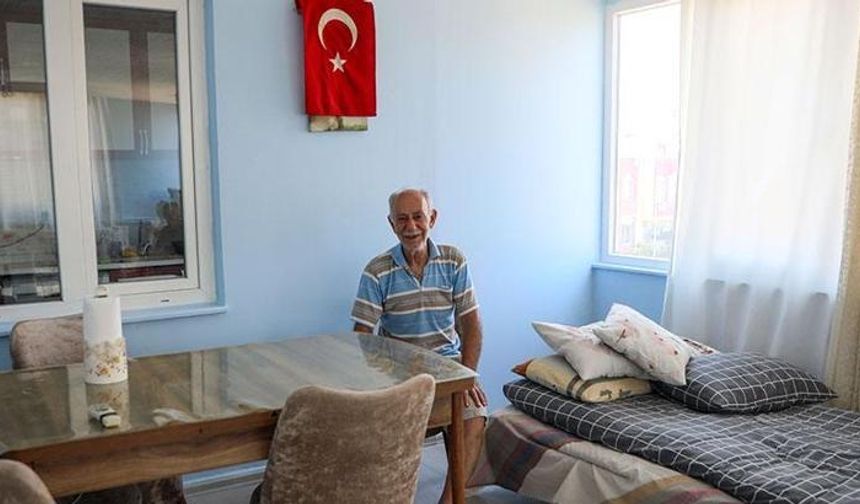 Tahliye edilen dede ve torunları, yeni evlerine taşındı