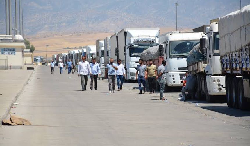 Sıcaklar Habur Sınır Kapısı'ndan yük taşıyan tır şoförlerini olumsuz etkiliyor