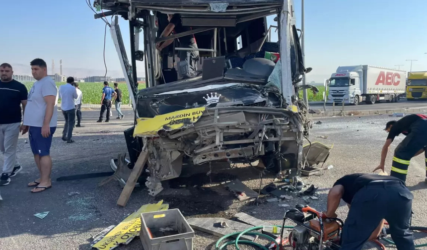 Mardin’de halk otobüsü ile TIR çarpıştı: 1 ölü, 9 yaralı