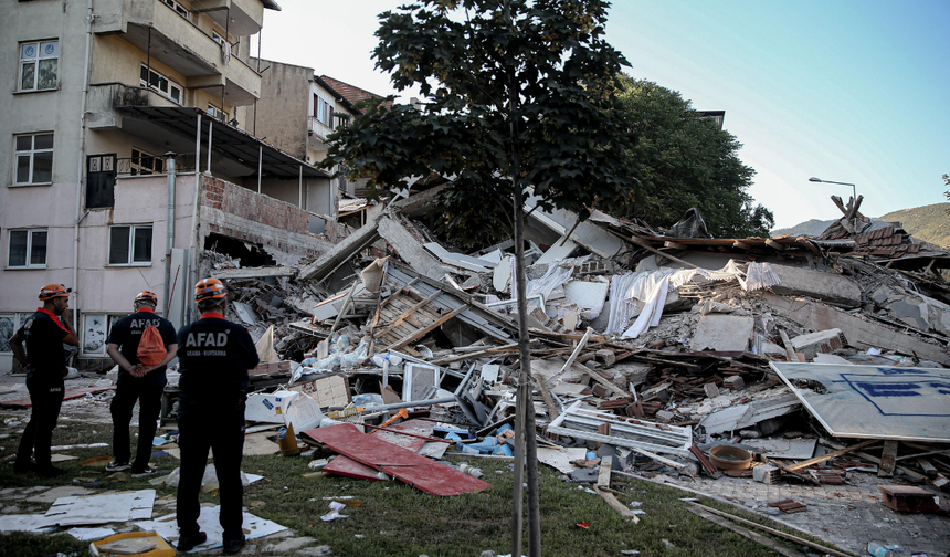 Sındırgı’da 4 büyüklüğünde artçı deprem