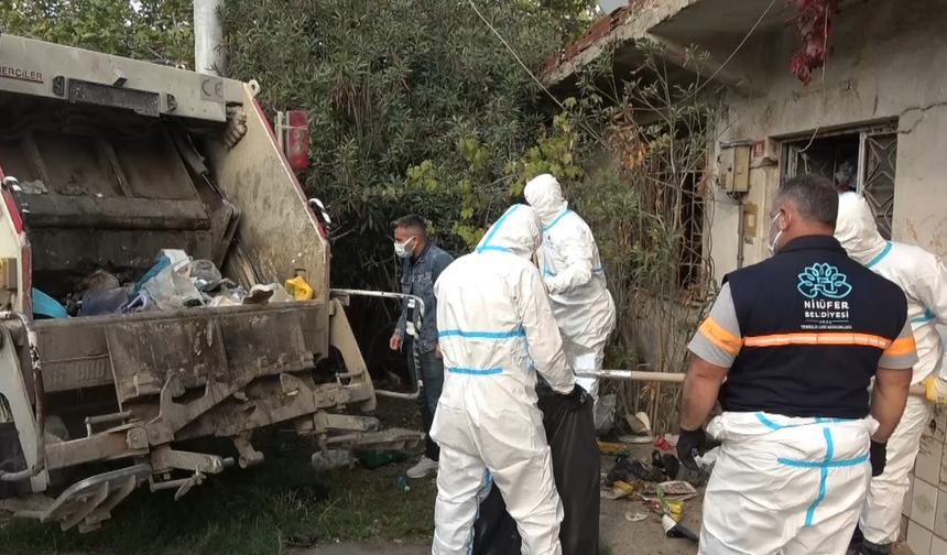 Bursa’da yalnız yaşayan adamın evi çöplüğe döndü