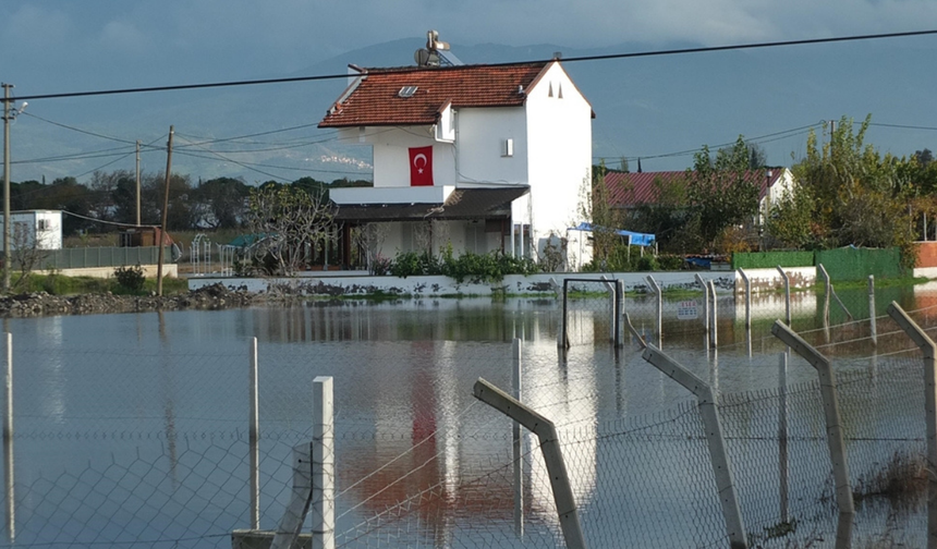Sağanak yağış cadde ve evleri göle çevirdi