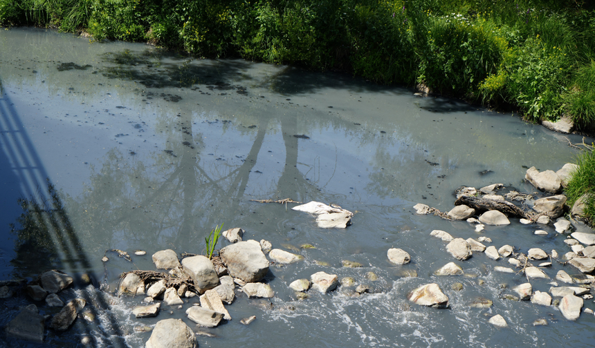 Gerede’de fabrikaların dereye bıraktığı atıkların davası yeniden görülecek