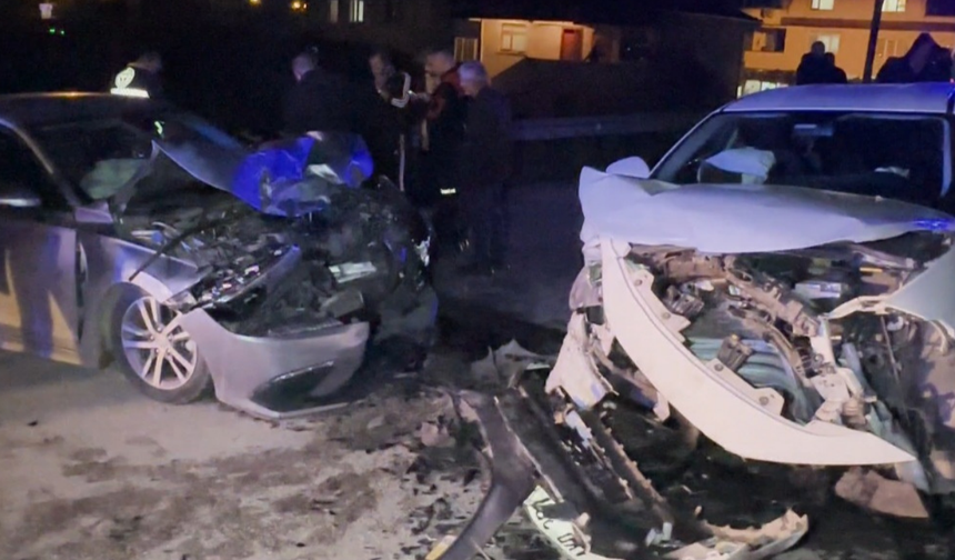 2 otomobil çarpıştı, 7 yaralı