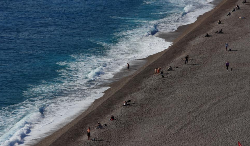 Fırtınadan sonra Antalya sahilleri ikiye katlandı