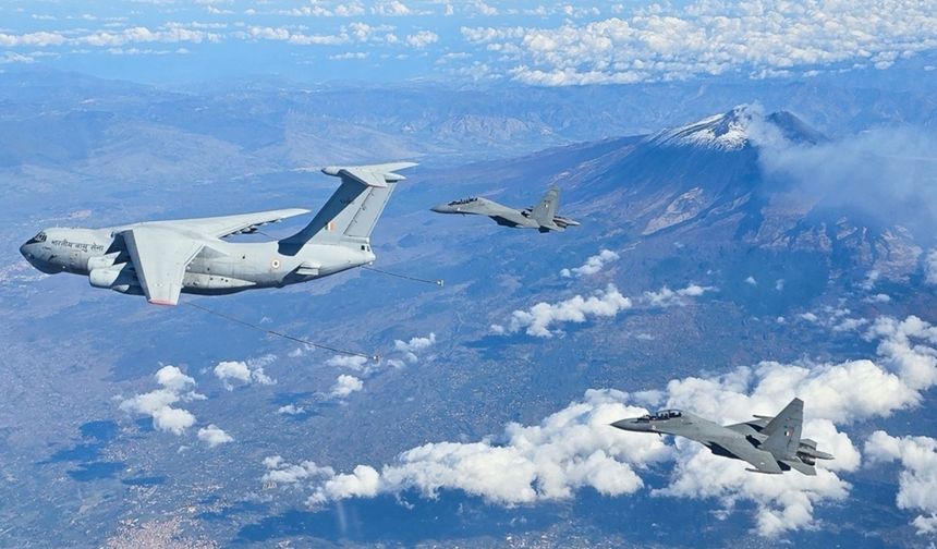 Hindistan'da askeri eğitim uçağı düştü